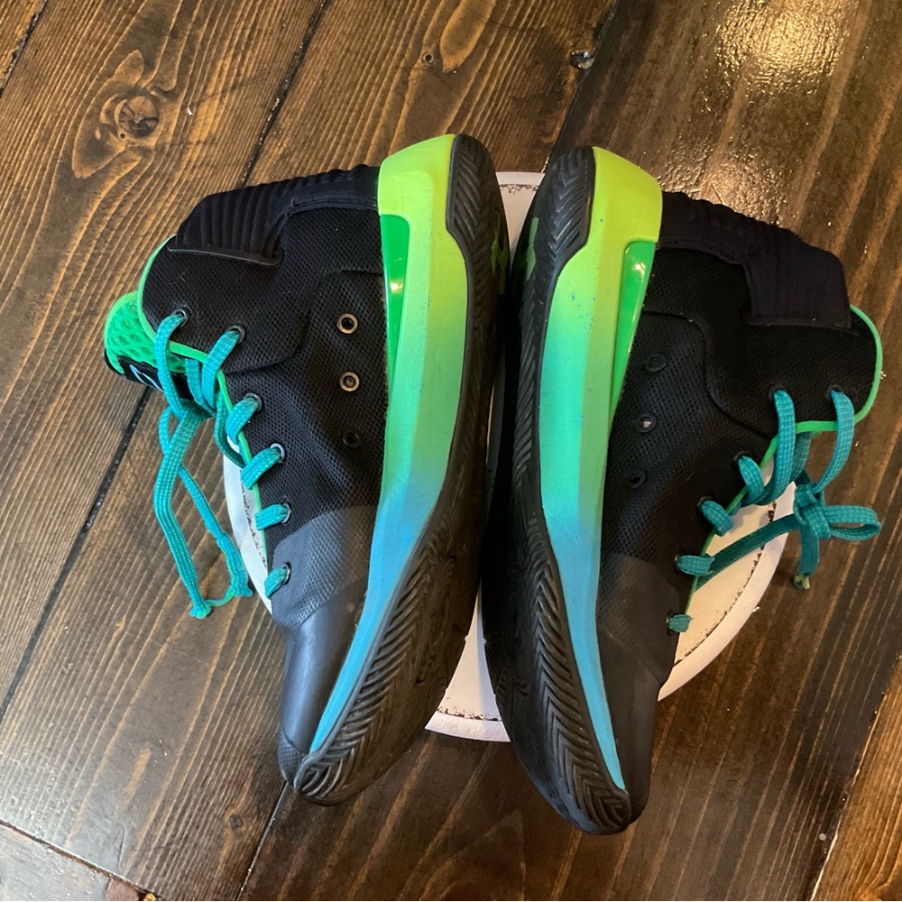 Under Armour Kids Sneakers - Black and Green great condition. - Picture 3 of 9